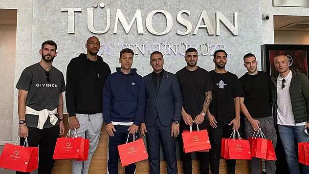 Konyasporlu oyuncular TÜMOSAN fabrikasını gezdi