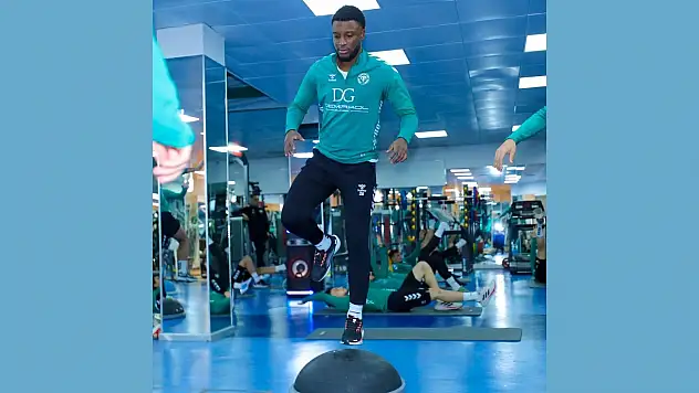 Konyaspor'un stoperi takıma katıldı