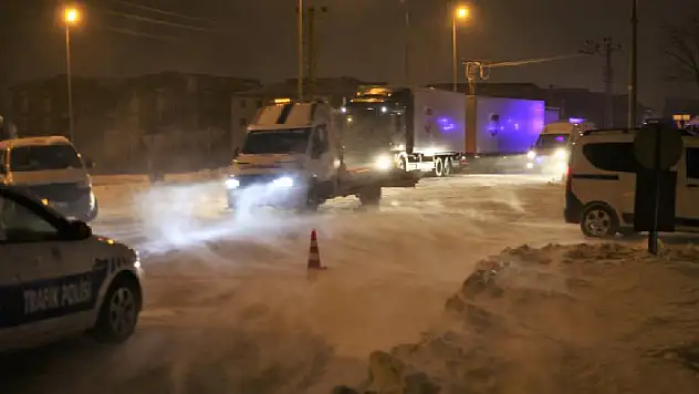 Konya'yı çevre illere bağlayan yollar, tipi nedeniyle ulaşıma kapatıldı
