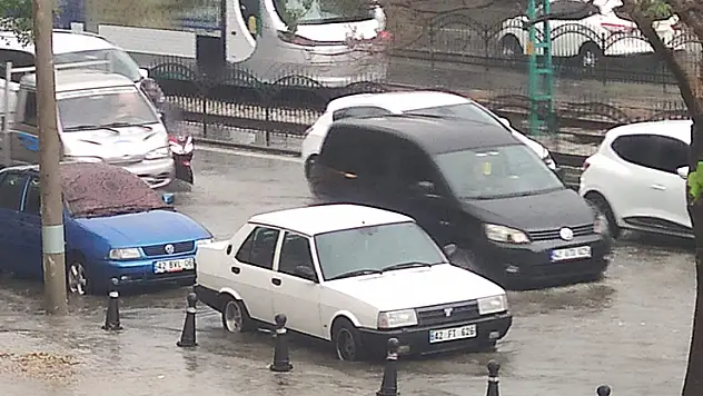Konya'yı dolu ve şiddetli yağış vurdu