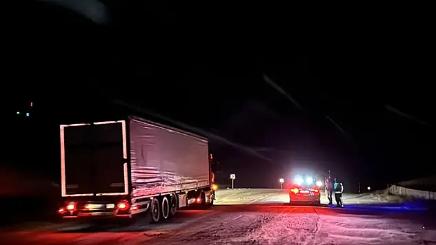 Kop Dağı Geçidi'nde tipi ve buzlanma nedeniyle ulaşım kontrollü sağlanıyor
