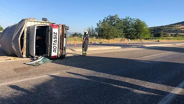 Köpeğe çarpmamak için direksiyon kıran kamyon devrildi: 2 yaralı
