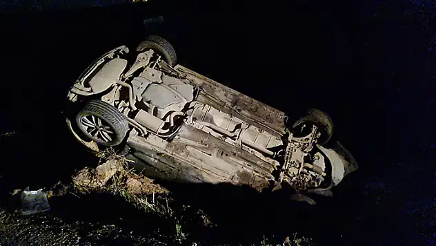 Köpeğe çarpmamak için manevra yapan otomobil yol kenarına devrildi: 5 yaralı

