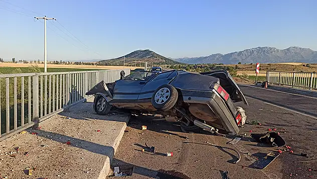 Köprü bariyerine çarpan otomobilin motoru fırladı: 2 yaralı