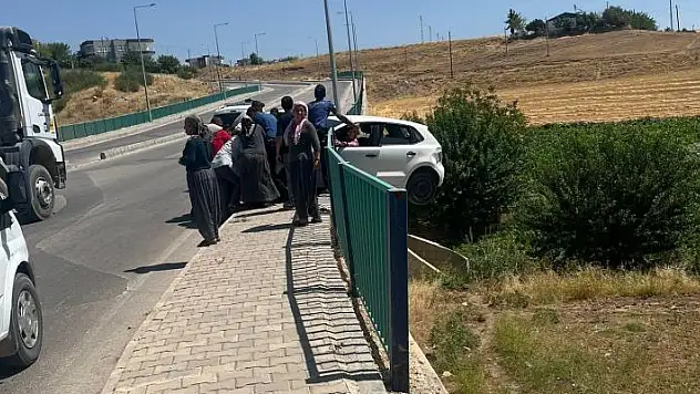 Köprüde asılı kalan otomobil düşmesin diye üzerine çıktılar
