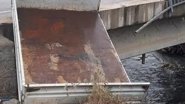 Köprüde asılı kaldı! Aşağısı Yeşilırmak Nehri!
