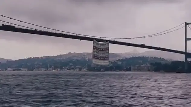 Köprüdeki yapay zekalı reklamlara inceleme
