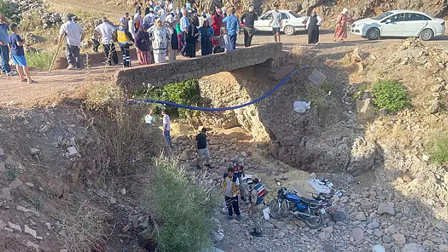 Köprüden düşen motosikletin sürücüsü öldü, eşi ağır yaralandı
