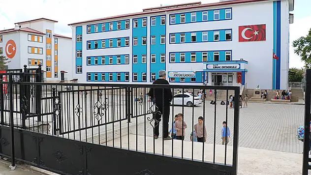 Kopya çekerken yakalanan öğrenci öğretmenini bıçakladı
