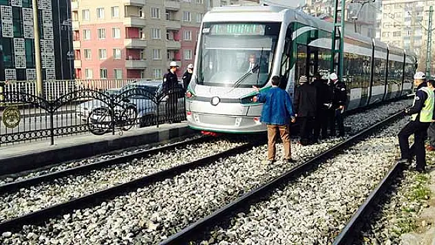 Korkuluklardan atladı tramvayın altında kaldı