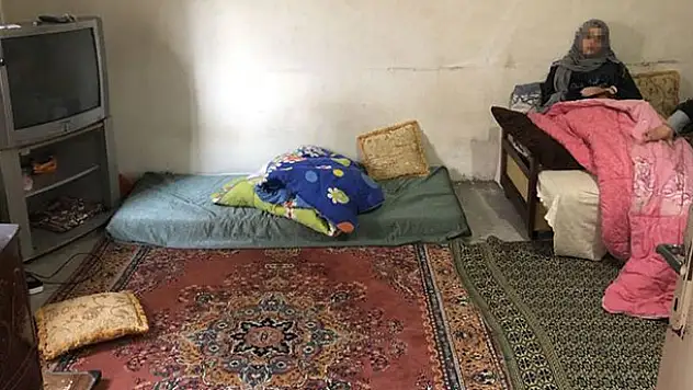Korkunç! Bebeğini emzirirken uyuya kaldı...