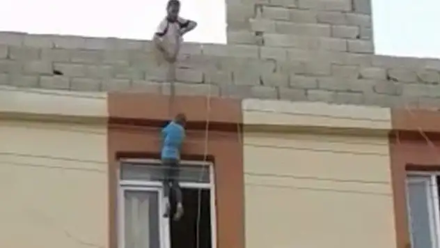 Korkunç olay! Çilingir çağırmak yerine çocuğu iple sarkıttı