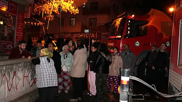Korkutan yangın: 32 kişi mahsur kaldı