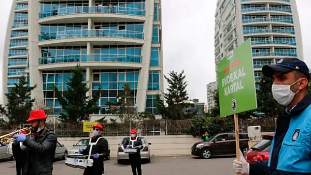 Korona virüs nedeniyle evde kalan vatandaşlar sokaklarına gelen bando takımıyla moral buldu