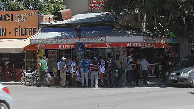 Korona yokmuşcasına...Konya'da 'sosyal mesafesiz' alışveriş tepki topladı
