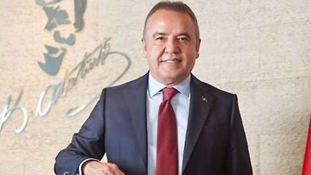Koronavirüs tedavisi gören Antalya Büyükşehir Belediye Başkanı Muhittin Böcek, uyutuldu