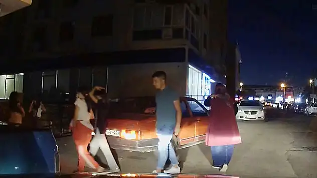 Koronavirüsü yok saydılar, 5 kişilik otomobilden 10 kişi çıktı