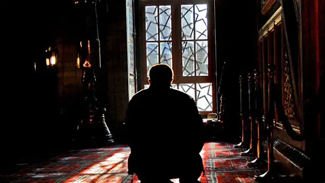 Koronavirüsün son bulması için cami hoparlörlerinden üçüncü kez dualar yükseldi