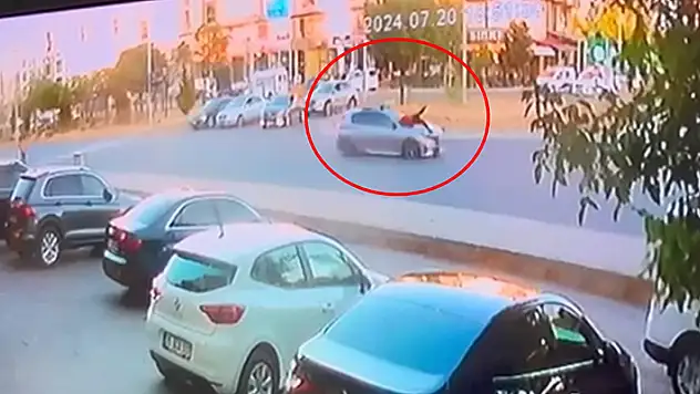 Koşarak yolun karşısına geçmeye çalışan Ahmet'e otomobil çarptı kaza anı kamerada
