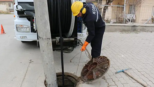KOSKİ taşkın riskine karşı kombine araçlarla kanal temizliği yapıyor
