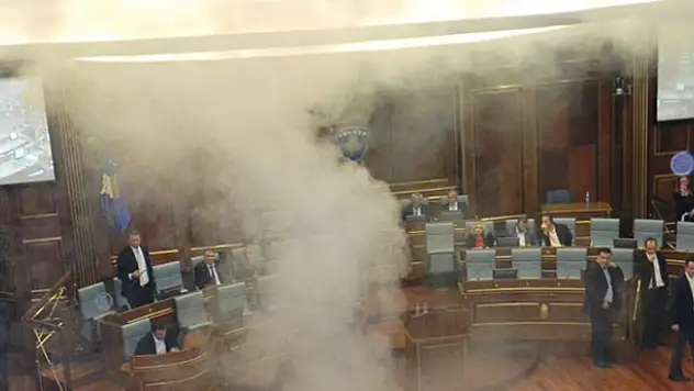 Kosova'da vekiller Meclis'e göz yaşartıcı gaz attı