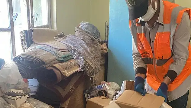 Kötü koku yayılan evden 1 kamyon çöp çıktı
