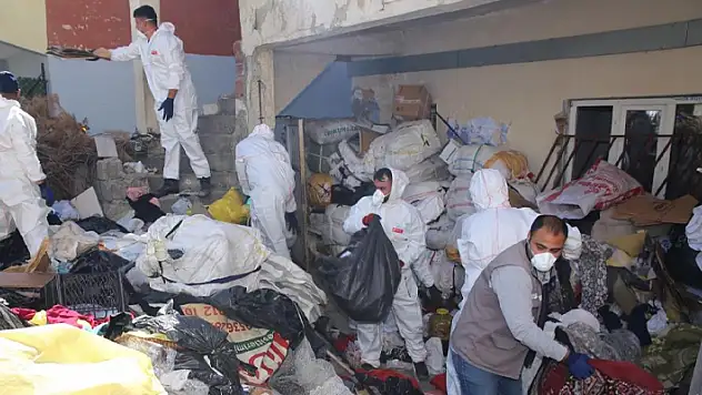 Kötü koku yayılan evden 20 ton çöp çıktı
