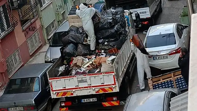 Kötü kokuların yükseldiği evden kamyon dolusu çöp çıktı! 