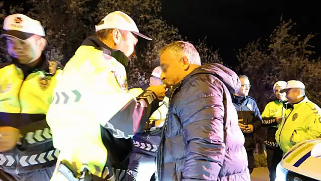 Kovalamaca sonucu yakalanan sürücüyle polisin imtihanı: Araçtan inmedi, alkolmetreye üflemedi