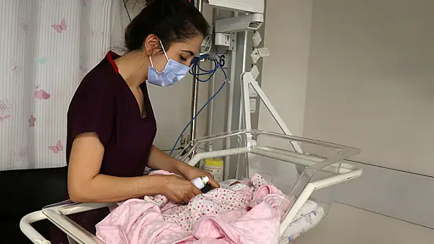 Kovid-19'a yakalanan anne sezaryenle alınan bebeğine kavuşmayı bekliyor