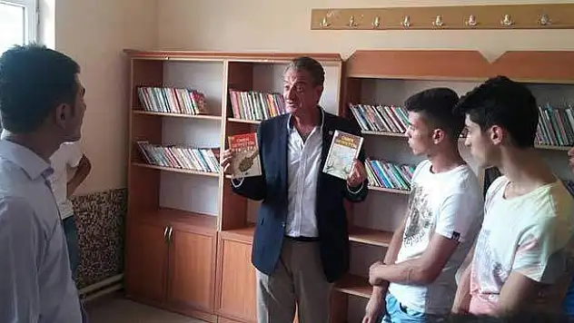 Köy okullarına kitap götürüyorlar