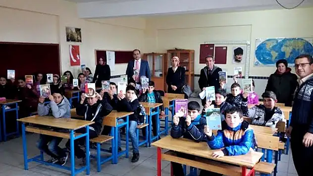 Köy okuluna kitap bağışladılar