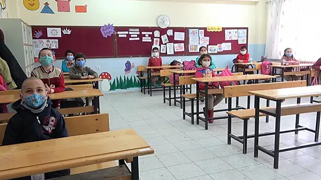 Köy okulundaki öğrencilerden Milli Eğitim Bakanı Ziya Selçuk'a teşekkür