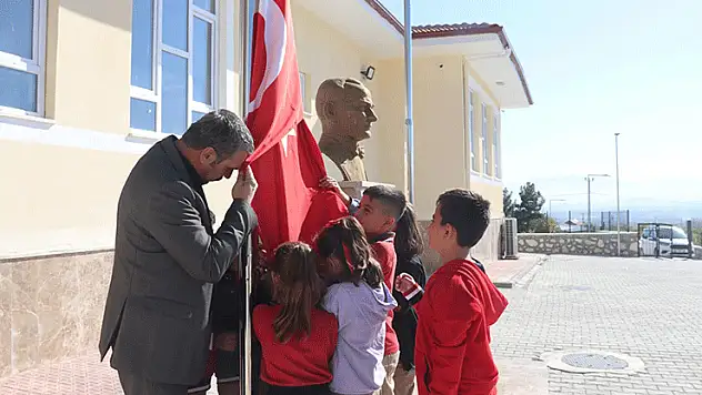 Köy okulundaki öğrencilerin 'vatan ve bayrak' sevgisi yürekleri ısıttı