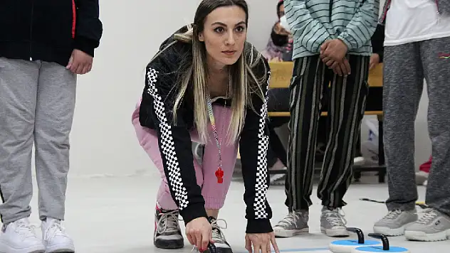 Köy okulundan şampiyonlar çıkaran Cansu öğretmen gözünü yeni madalyalara dikti
