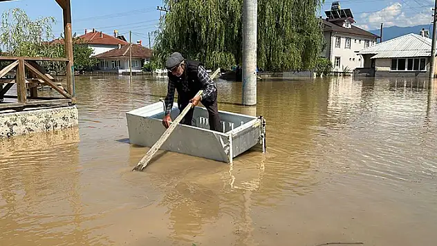 Köy sular altında kaldı, buzdolabını kayık yaptı
