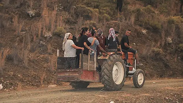 Köyceğiz'de orman yangınlarının tehdit ettiği bir mahalle daha boşaltıldı
