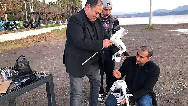 Köyceğiz'de öğrenciler Ay'ı teleskopla inceledi