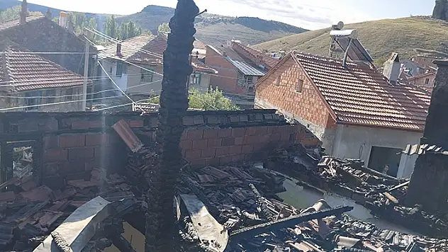 Köyde çıkan yangında 4 ev yanarak kullanılamaz hale geldi
