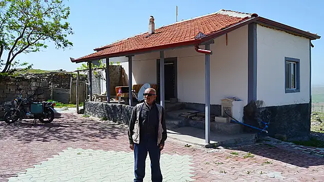 Köyde tek başına 
