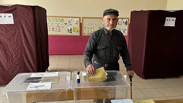 Köyde tek başına yaşayan vatandaş oyunu kullandı
