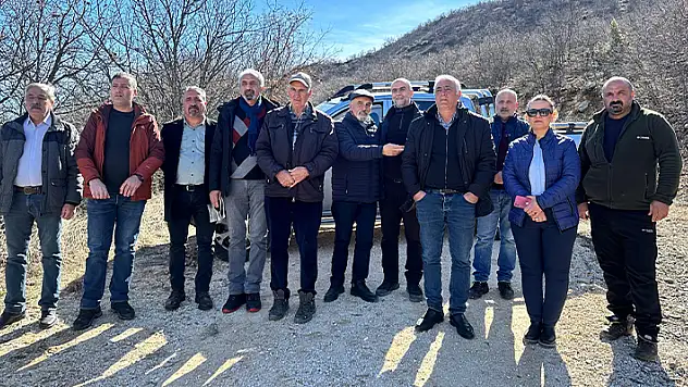 Köylerine 'katı atık tesisi' istemeyen köylüler yol kapattı, nöbete başladı
