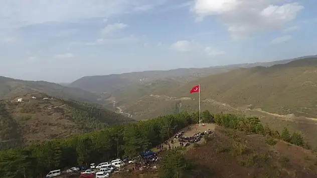 Köylüler aralarında para topladı, 100. yıla özel 23 metre uzunluğunda bayrak dikti
