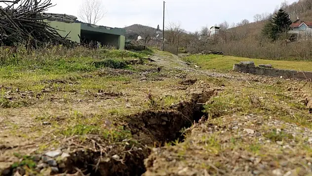 Köylüler diken üstünde: Köyü parça parça yutuyor 