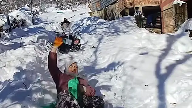 Köylülerin kar keyfi naylon poşetlerle kaydılar