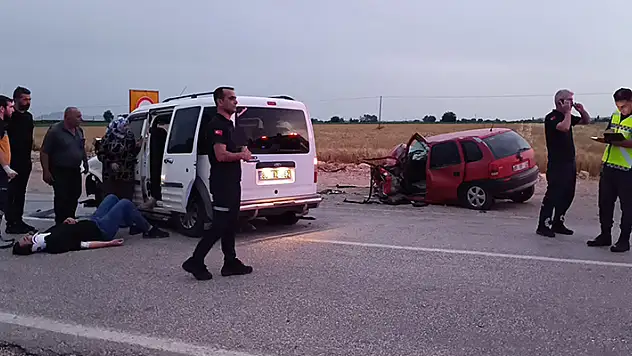 Kozan'da otomobil ile hafif ticari araç çarpıştı: 1 ölü, 5 yaralı