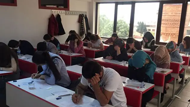 KPSS'ye 15 dakika önce gelmeyen giremeyecek