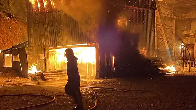 Krom maden tesisi alev alev yandı, 18 araç müdahale etti
