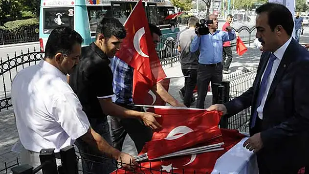 KTO 10 bin Türk Bayrağı dağıttı