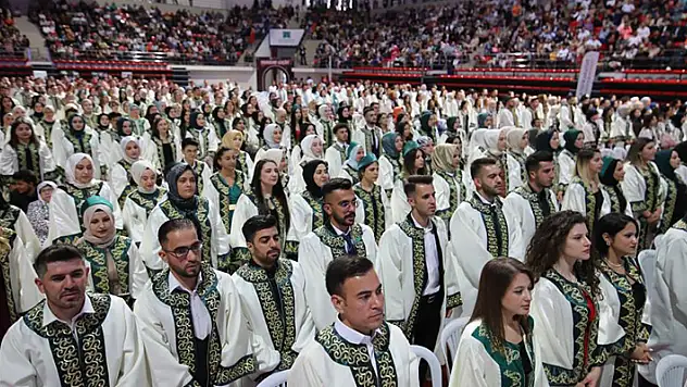 KTO Karatay Üniversitesi 10. mezunlarını verdi
